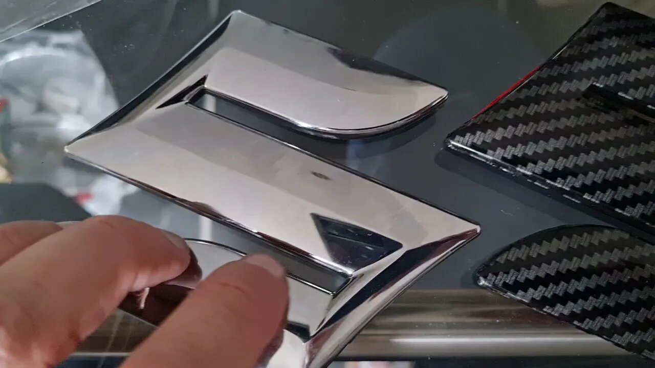 SUZUKI SWIFT emblems Carbon Vs. Original look