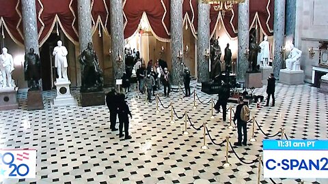 Capitol Police provide no resistance to protesters inside the Capitol