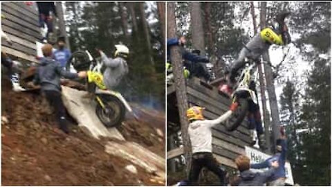 Cade rovinosamente dopo un'acrobazia in moto