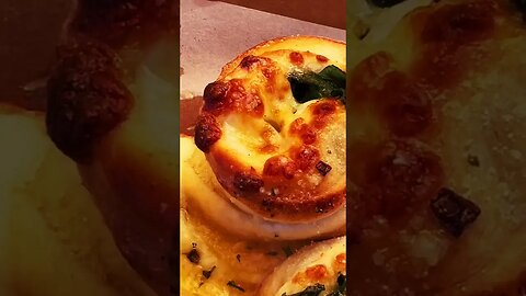Basil pizza 🍕 here in Roanoke, Virginia is amazing I got the basil mini rolls #shorts #food￼