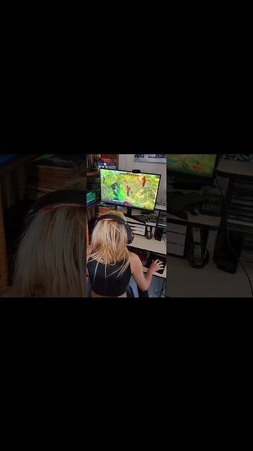 Gaming Setup + teaching someone how to play lol #gaming #games #predator #predatorhunting #gamer #pc