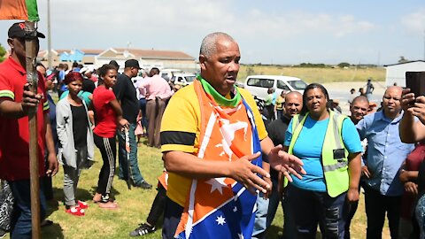 SOUTH AFRICA - Cape Town - Silversands and Mfuleni residents clash over school(Video) (F6u)