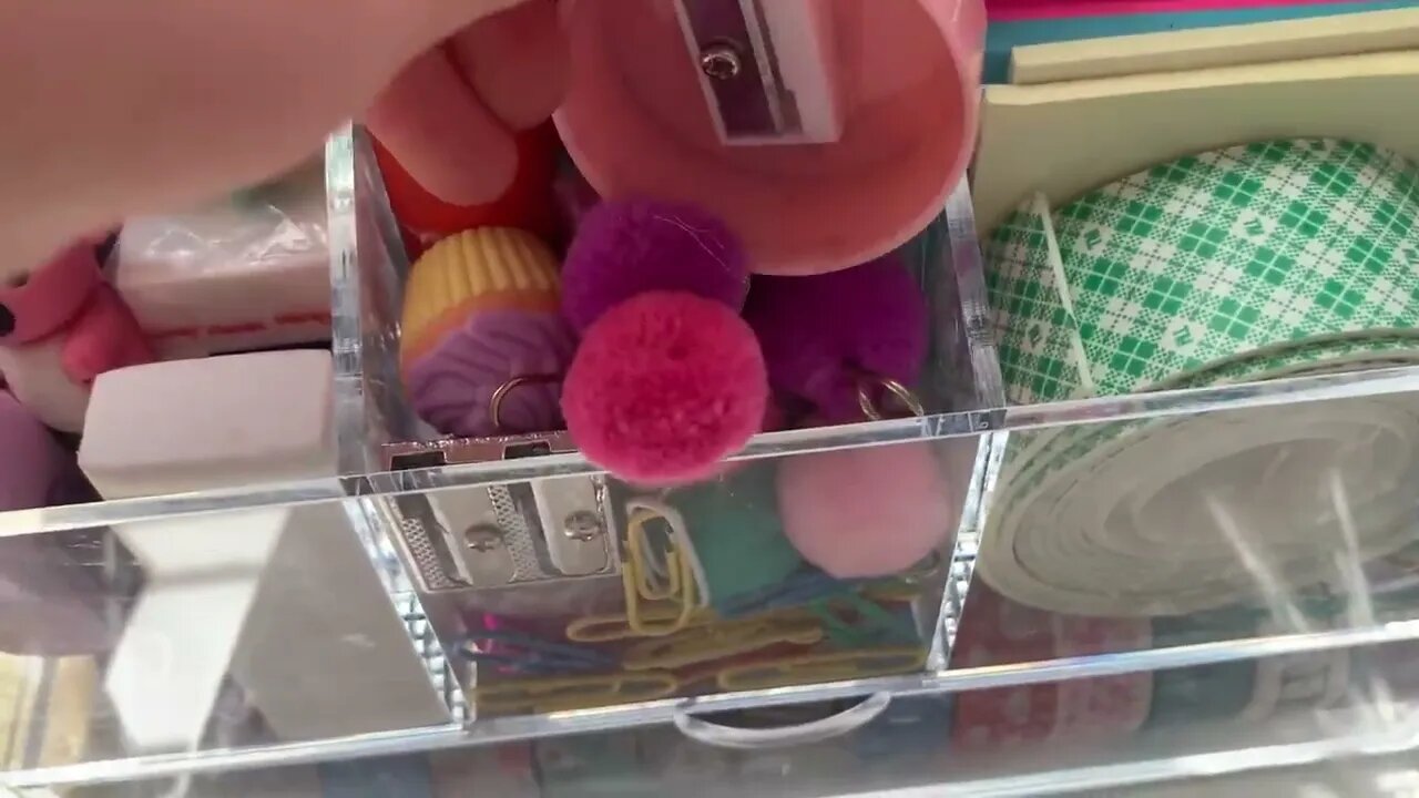 WHAT'S IN MY DESK?? - How I Organize My Desk for School | Stationary9