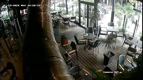 Pamjet e plagosjes te Komuna e Parisit, polivi qëllon drejtorin