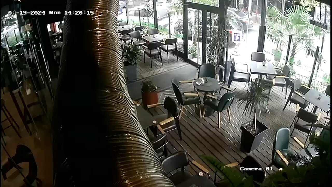 Pamjet e plagosjes te Komuna e Parisit, polivi qëllon drejtorin