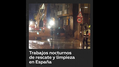 Bomberos en Valencia limpian el barro tras inundaciones