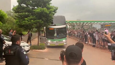 Ônibus do Vasco chegando a Brasília com festa - Trem x Vasco