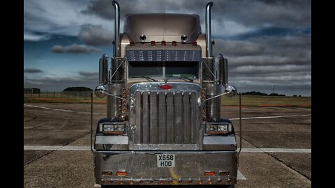 Peterbilt 389 on AutoShow