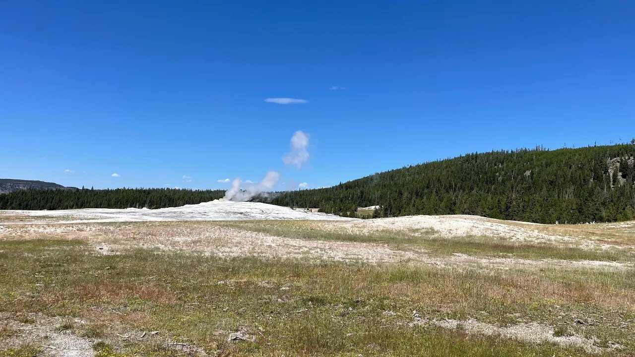 Yellowstone park and old faithful