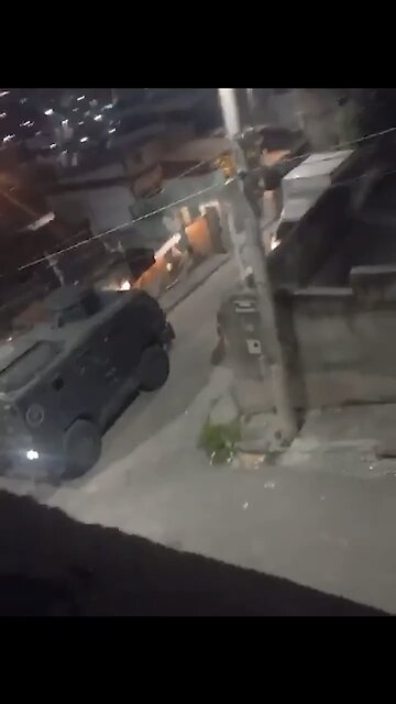 Polícia realiza operação em Costa Barros, local onde ônibus foi incendiado ontem