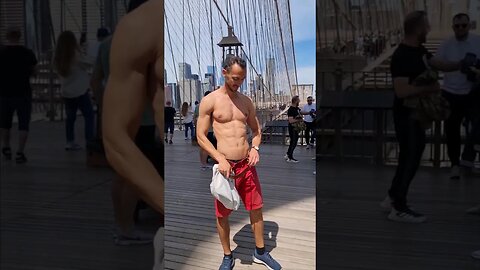 I show it on Brooklyn Bridge 😳