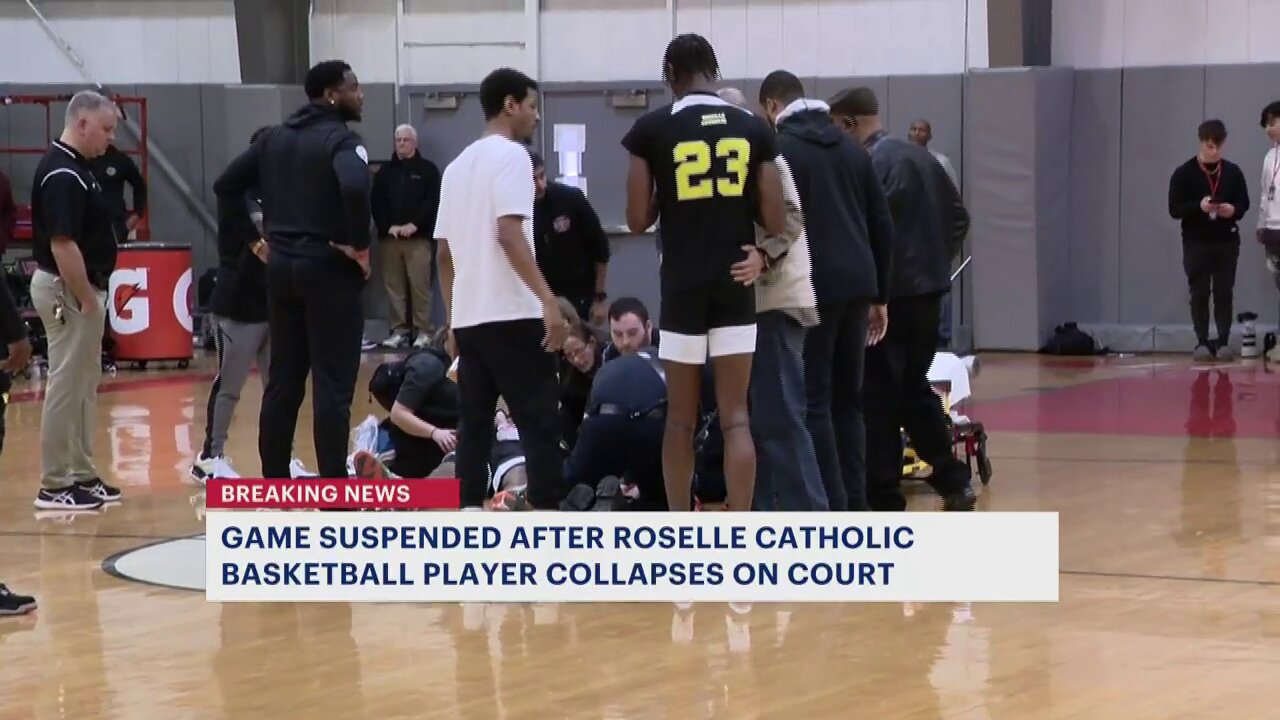 High School basketball player collapses during game 😵‍