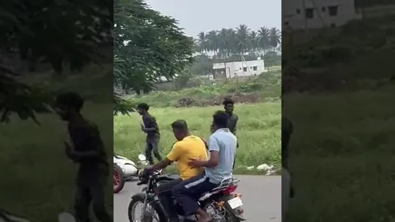 Tamil Nadu, India Bikers trying to hijack scooter carrying 1million Rupees (failed)