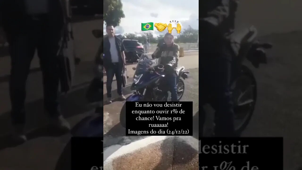 Bolsonaro apareceu de moto e sem dizer uma palavra recebeu um pai nosso dos Patriotas. EU CONFIO