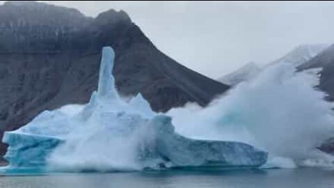 Des photographes filment un iceberg se brisant de toute part