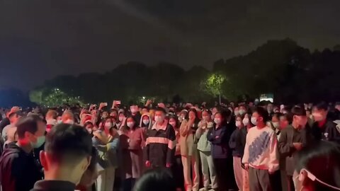 合肥 27日晚上 安徽大學學生集會抗議，要求解封之聲此起彼落！