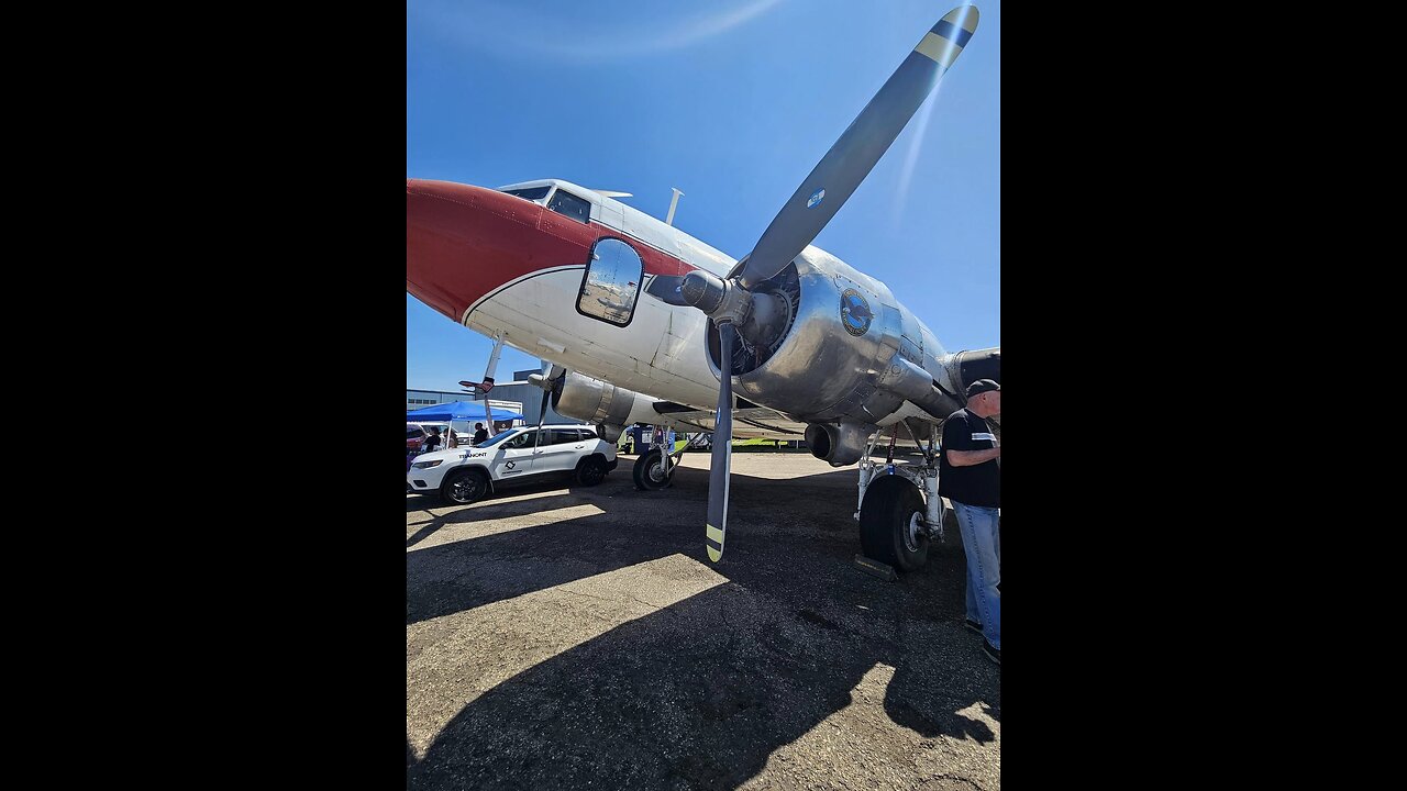 Red deer Airport / Buffalo airways aircraft