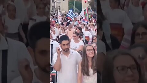 Desfile do Orgulho da Família na Sérvia. É disso que o mundo precisa.