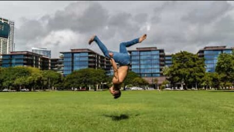 Admirez ses incroyables backflips à une jambe!