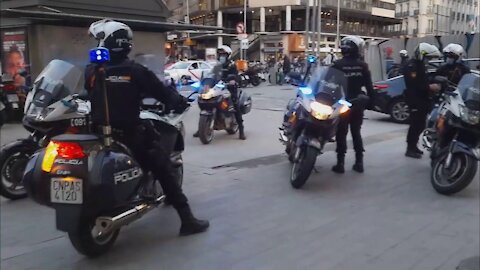 Pasando la tarde con la poli (primero a la salida de un súper donde entramos sin mascarilla, y luego en Callao)