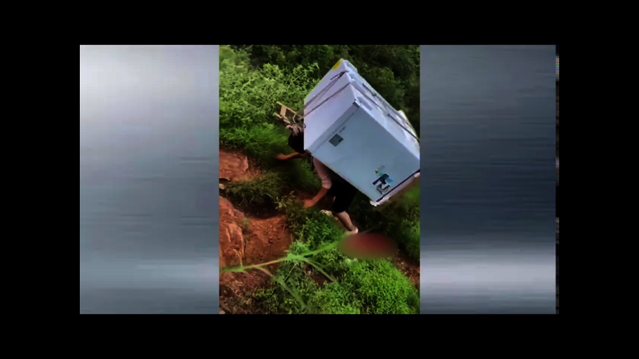 Carrying A Refrigerator And Returning Home 背冰箱爬山坡回家