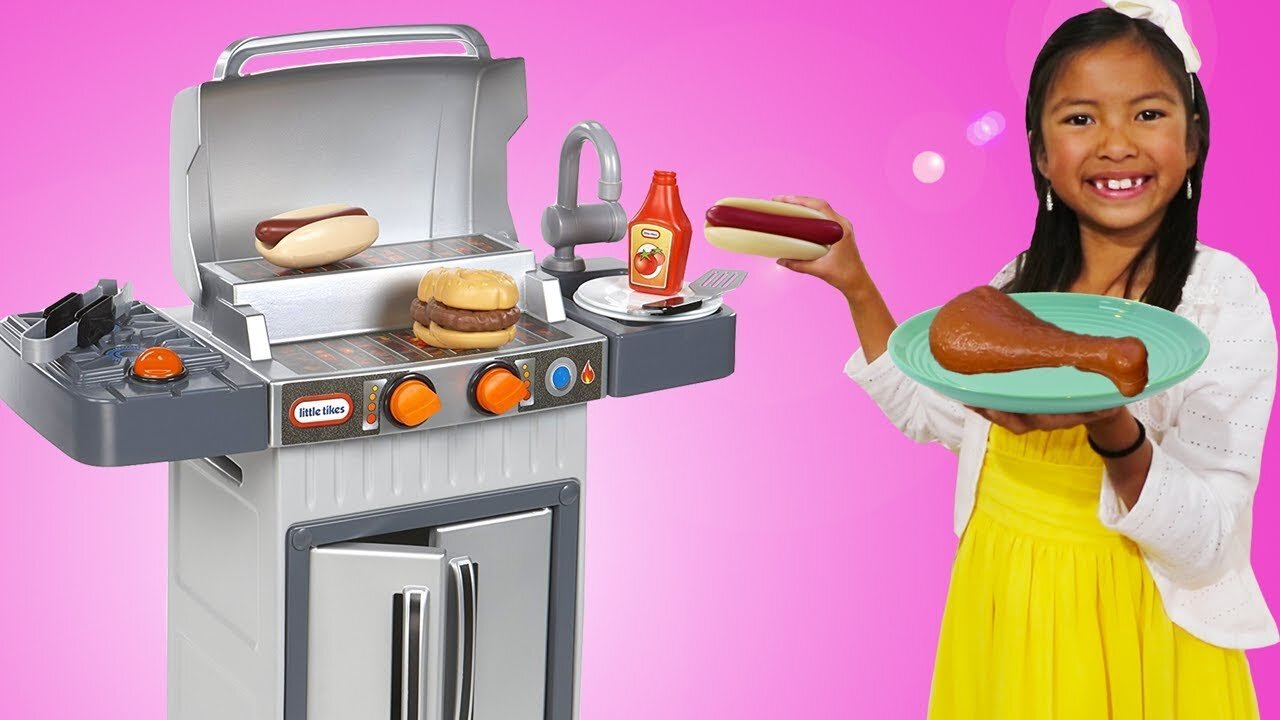 LITTLE CUTE GIRL PRETEND COOKING ON BBQ GRILL TOY