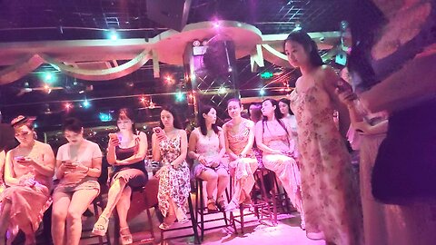 Dim lights make Chengdu’s dance halls more beautiful