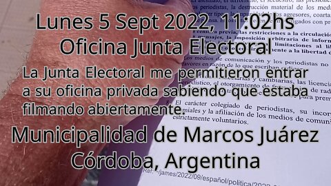 Instruyendo a las abogadas de La Junta Electoral de MsJz sobre los principios del periodismo.