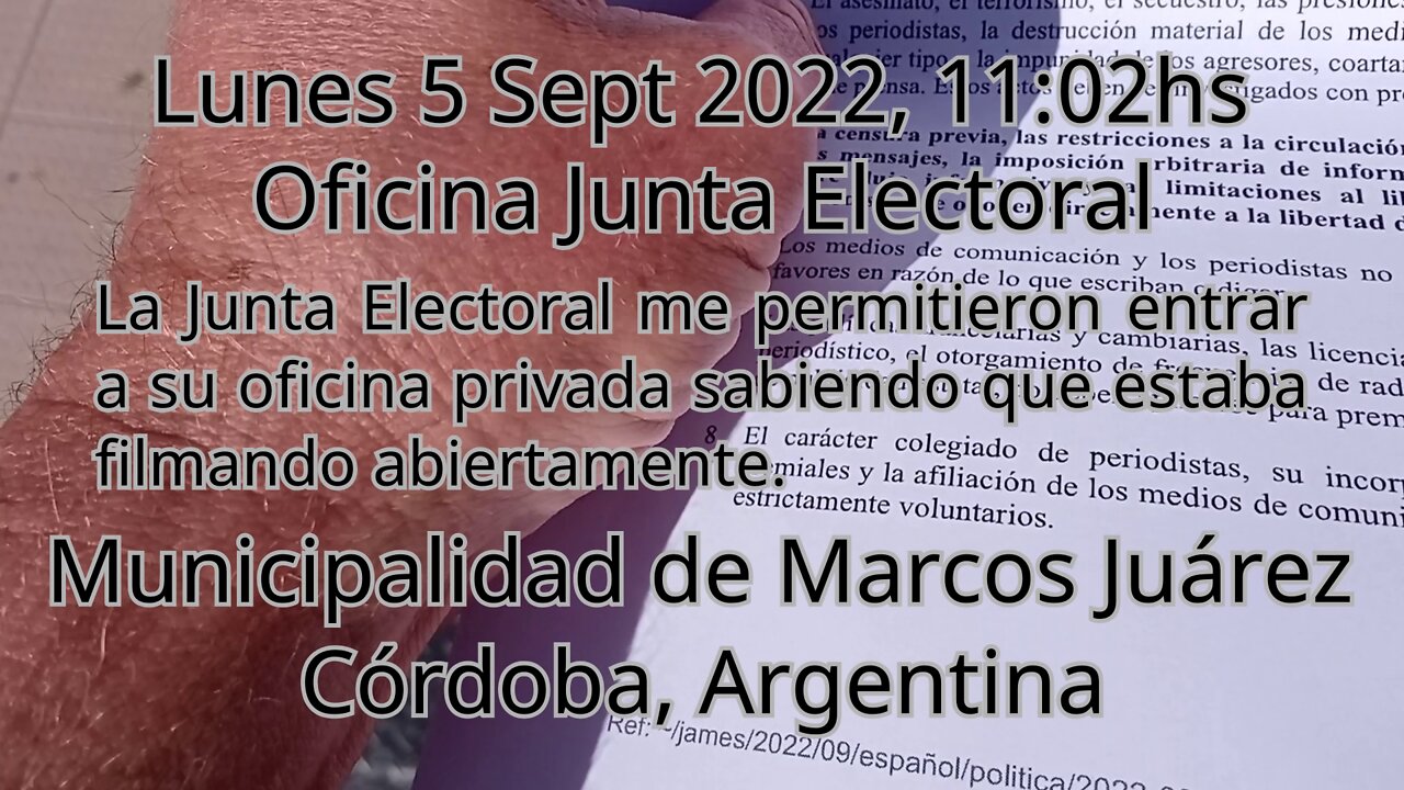 Instruyendo a las abogadas de La Junta Electoral de MsJz sobre los principios del periodismo.