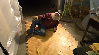 HERRINGBONE WOODWORKING DESIGN TIPS for Beginners..Planing and routeing boards herringbone pattern