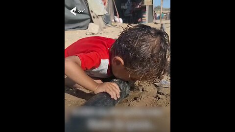 طفل فلسطيني تعود له الابتسامة بعد ما وجد شربة ماء نقية