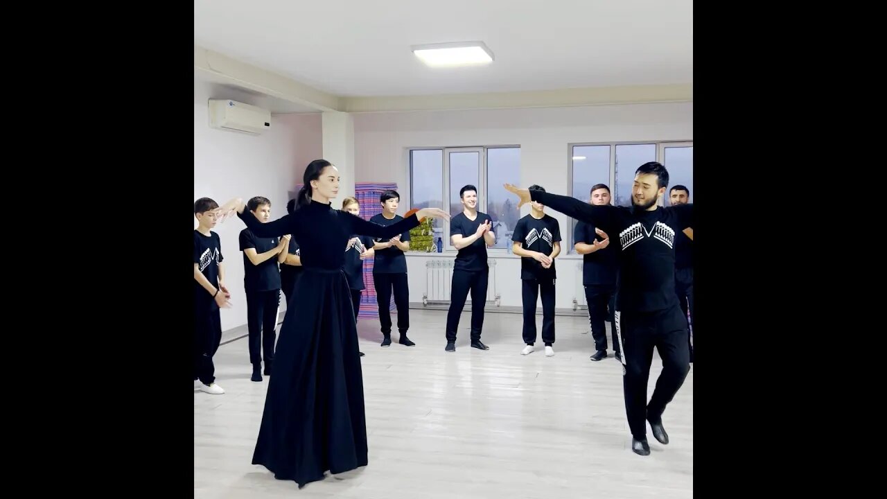 Новая Чеченская лезгинка 2023. Кавказские танцы. Шамиль Идрисов Хаза йо1 Хьо Хьена Ю, 2023.