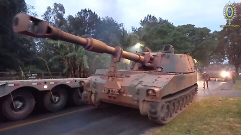 M109 howitzer landing of trailers