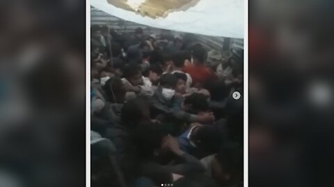 Αφγανοί βγαίνουν λαθραία από τη χώρα