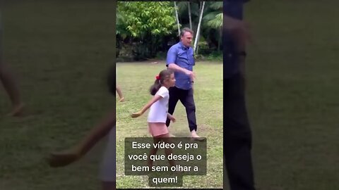 Bolsonaro jogando futebol com as crianças deseja o bem sem olhar a quem