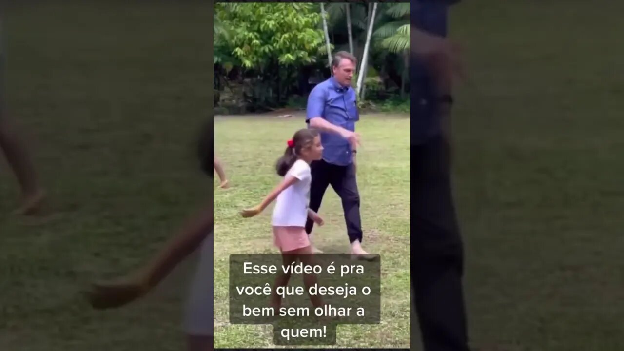 Bolsonaro jogando futebol com as crianças deseja o bem sem olhar a quem