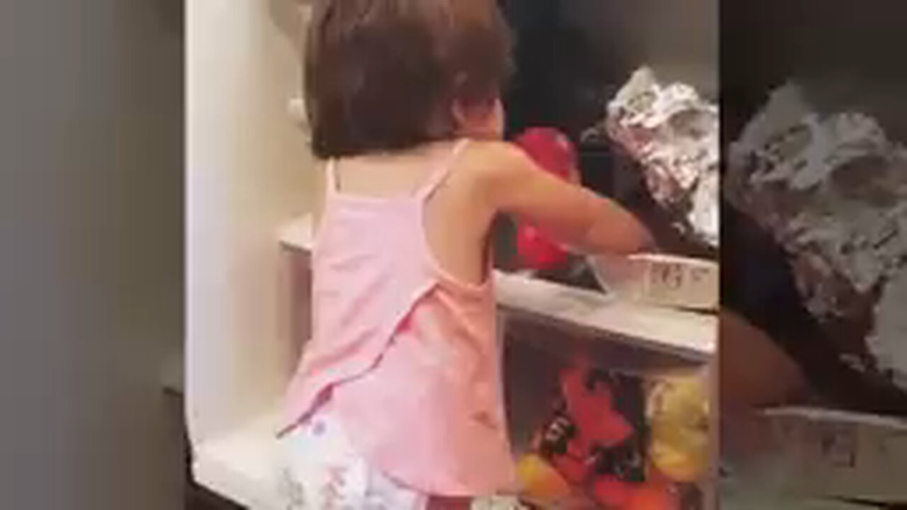 Mmmmmh 🤣🤣🤣🤣🤣 Funny baby video in the fridge