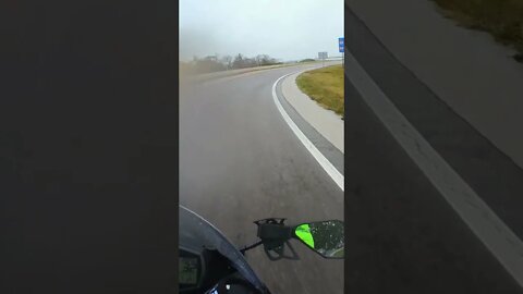 Kawasaki Ninja ZX-6R Interstate Off Ramp Exit Cornering in Freezing Rain 🥶