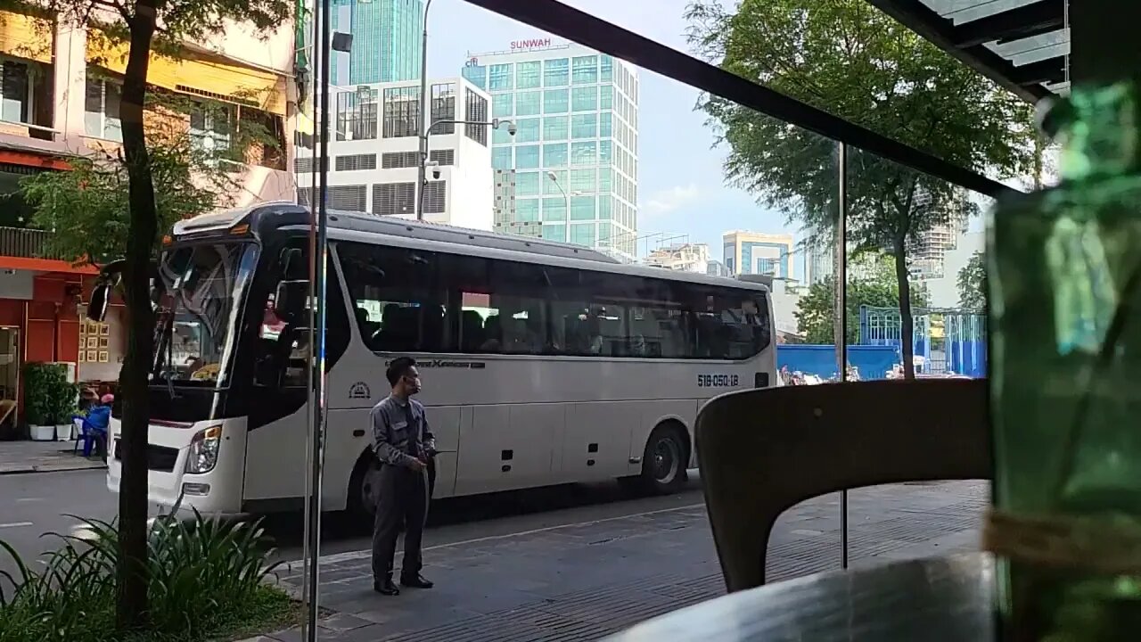 Relaxing lunchtime view at Liberty Central Saigon Citypoint Hotel-[Ngắm cảnh Sài Gòn giờ ăn trưa]