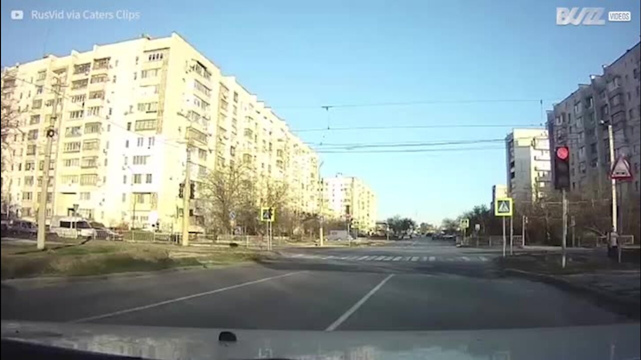 En Russie, une voiture percutée de plein fouet par un tramway