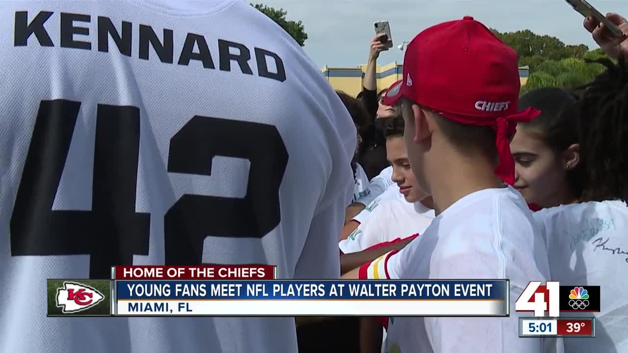 Young fans meet NFL players at Walter Payton event