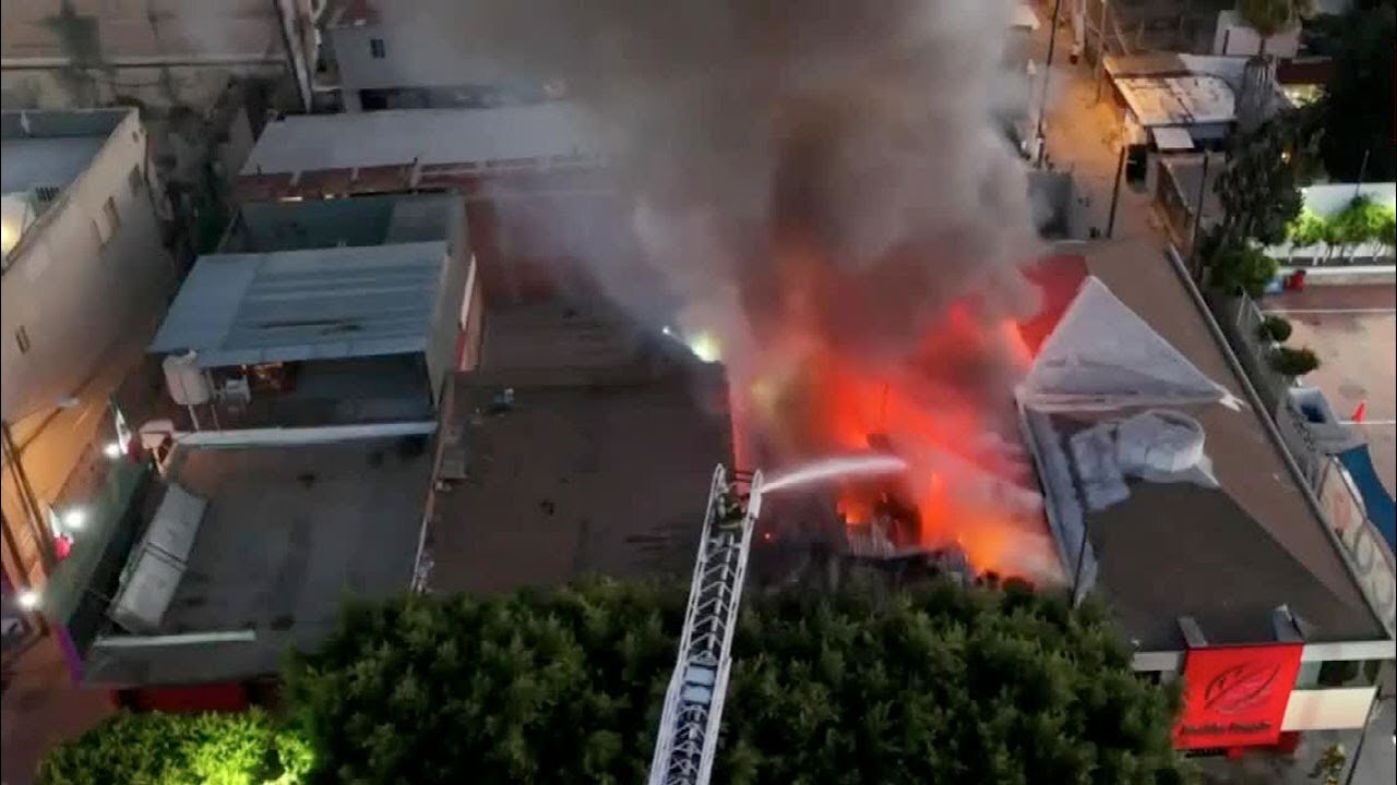 Bomberos rescataron a dos personas que se encontraban atrapadas durante un incendio en Tijuana