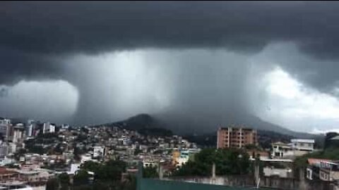 Une trombe d'eau apocalyptique filmée au Brésil