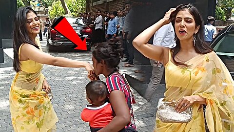 Malavika Mohanan Hand Kissed By Beggar Girl @ Mumbai | Malavika Mohanan Latest Video 💖😍📸