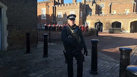 Armed police. (stop) #stjamespalace