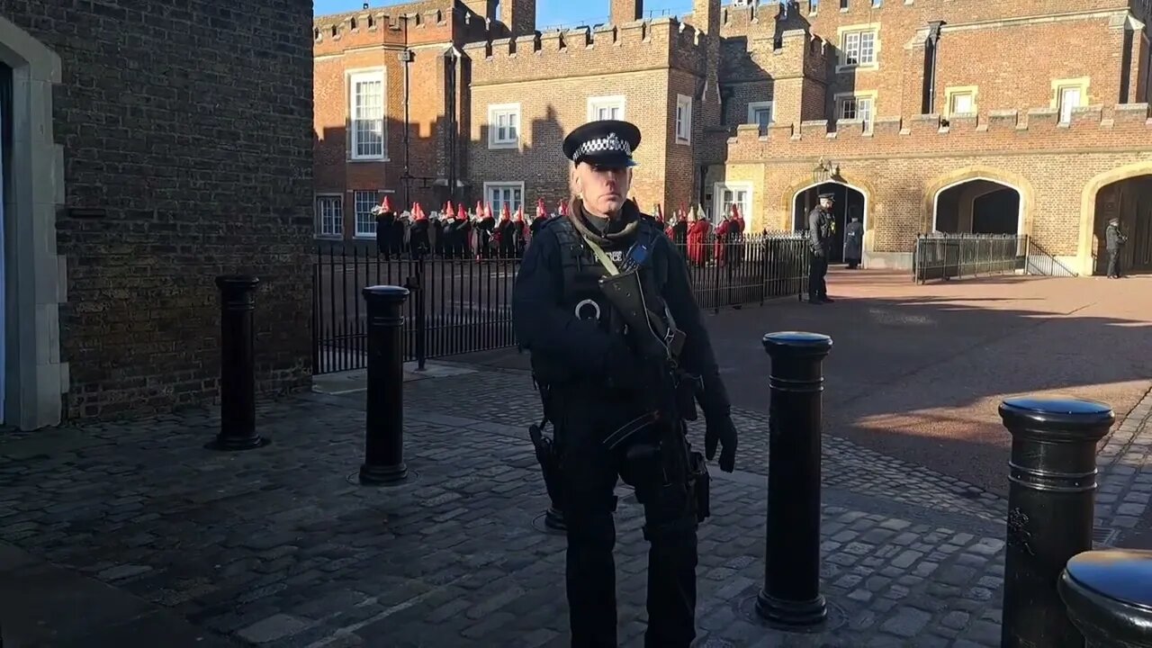 Armed police. (stop) #stjamespalace