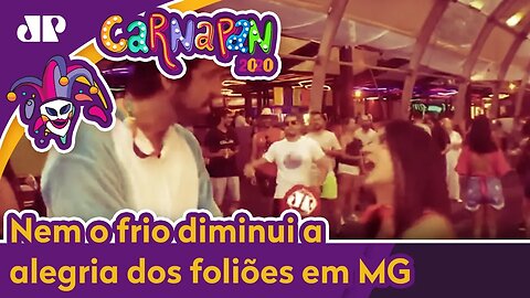 Nem o frio diminui a alegria dos foliões em Minas Gerais