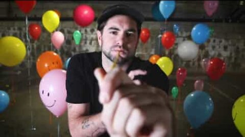 Homem usa balões de hélio para recriar música pop
