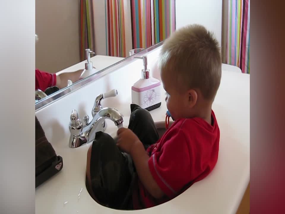 Toddler gives Himself a Bath