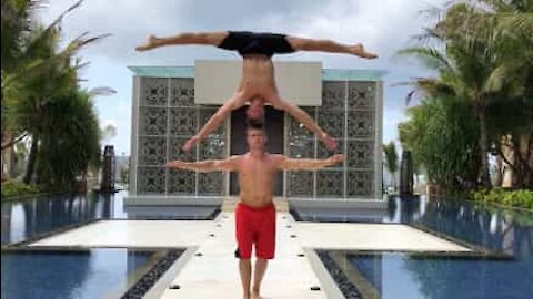 Impressionanti acrobati russi a Bali